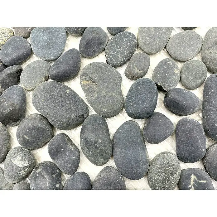 Mosaikfliese Kiesel XKF 002M - 31,5 x 31,5 cm, Dunkelgrau, Matt - Nahaufnahme von polierten schwarzen Kieselsteinen, die eine elegante und natürliche Textur für dekorative Zwecke bieten.