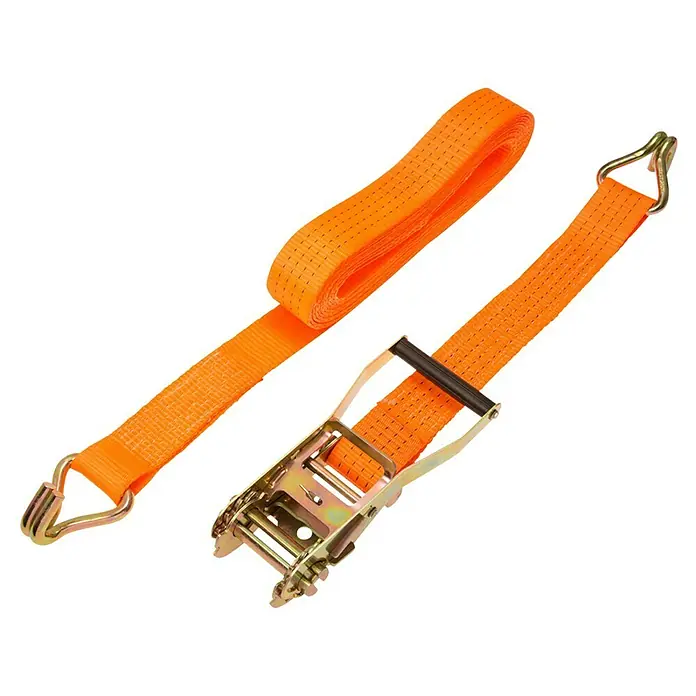 Conacord Spanngurt - 2 Spitzhaken, 8 m x 5 cm, Belastbarkeit: 2.000 kg - Nahaufnahme eines orangefarbenen Ratschenzurrgurts mit Metallbeschlägen auf schwarzem Hintergrund für sichere Lasten beim Transport.