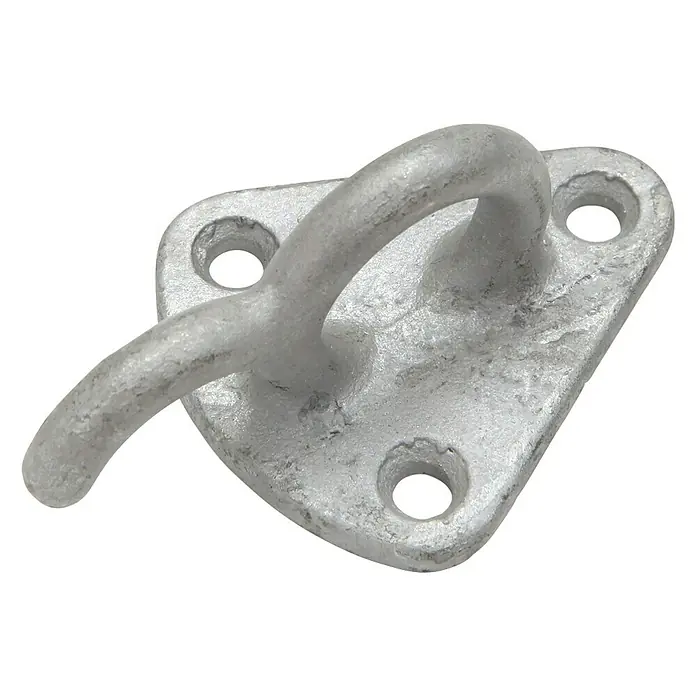 Conacord Ring-Hakenplatte - 50 x 45 mm - Nahaufnahme eines verzinkten, dreieckigen Haltebügels mit drei Befestigungslöchern und einem gebogenen Metallhaken.