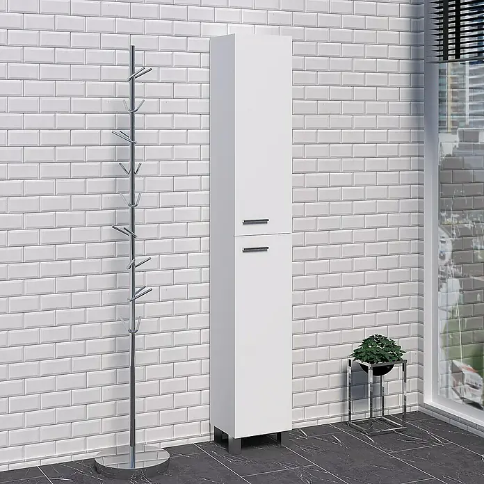 Artysan Armario alto de baño Elicio - 27 x 25 x 181 cm, Blanco - Vista del baño con un armario de baño blanco, un perchero y una planta cerca de una ventana.