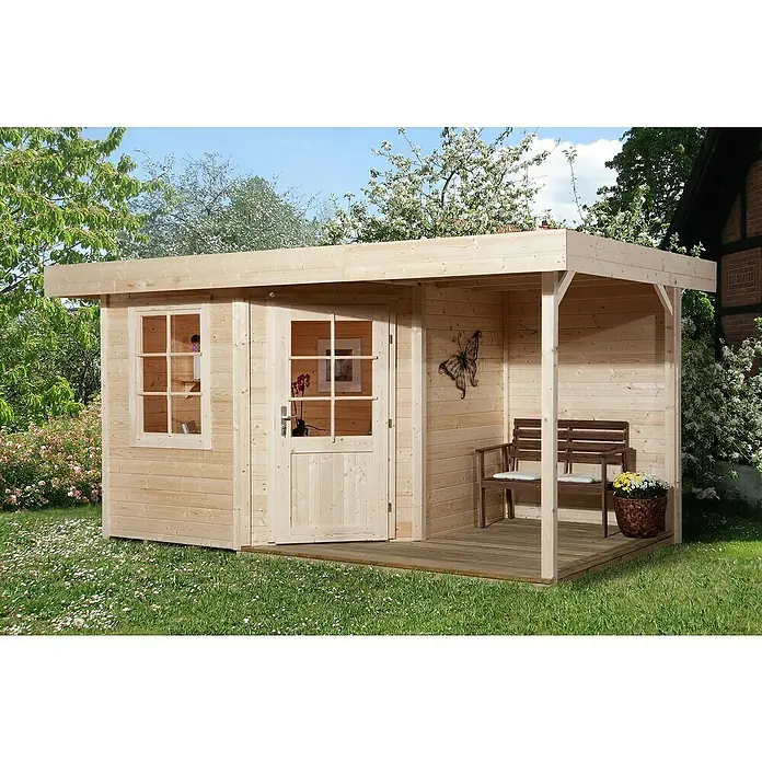 Weka Gartenhaus Designhaus 213 A+ - Außenmaß inkl. Dachüberstand (B x T): 500 x 339 cm, Holz, Natur, 13,039 m² - Dieses Bild zeigt ein charmantes Gartenhaus aus Holz mit Veranda, ideal zum Entspannen im Freien und Lagern von Gartengeräten.