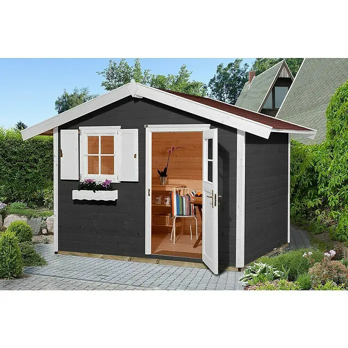 Weka Gartenhaus 123 - Außenmaß inkl. Dachüberstand (B x T): 380 x 239 cm, Holz, Anthrazit/Weiß, 6,17 m² - Ein dunkler Holzschuppen mit weißen Akzenten und rotem Dach, umgeben von Grünpflanzen. Das Innere ist durch eine offene Tür sichtbar.