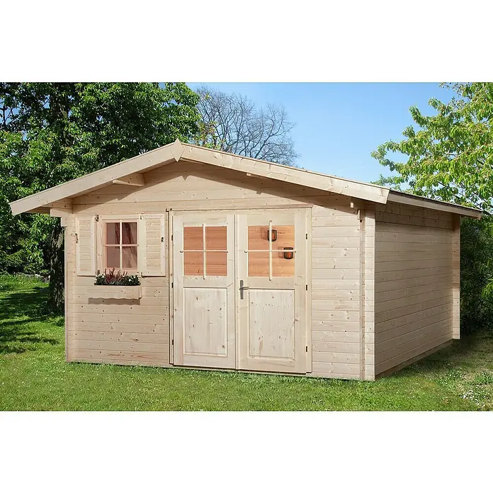 Weka Gartenhaus 111 - Außenmaß inkl. Dachüberstand (B x T): 460 x 324 cm, Holz, Natur, 9,5 m², Ohne Vordach & Brüstungsgeländer - Ein unbehandelter Holzschuppen mit Doppeltür, einem Fenster und einem Blumenkasten darunter, umgeben von Grün.