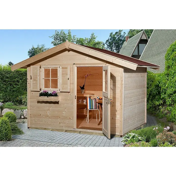 Weka Gartenhaus 123 - Außenmaß inkl. Dachüberstand (B x T): 380 x 239 cm, Holz, Natur, 6,17 m² - Ein helles Holzgartenhaus mit rotem Dach und offen stehender Tür, umgeben von Grün.