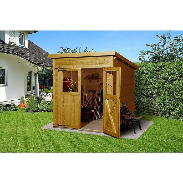 Weka Gerätehaus 325 - Außenmaß inkl. Dachüberstand (B x T): 200 x 241 cm, Holz, 3,88 m², Wandstärke: 19 mm, Eiche Hell - Nahaufnahme eines Holzschuppens mit geöffneten Türen, der auf einer Rasenfläche steht, Werkzeuge im Inneren sichtbar.
