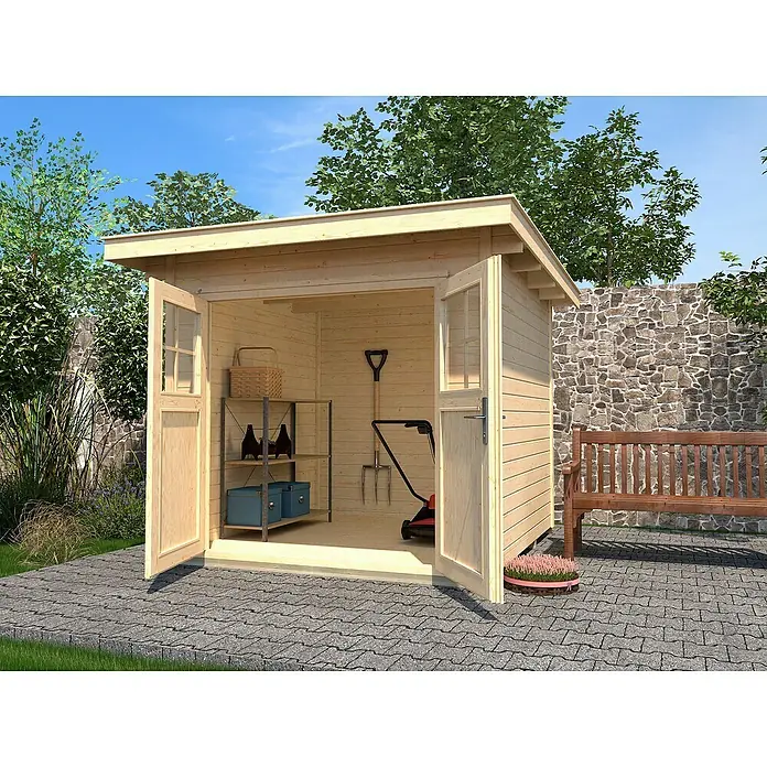 Weka Gartenhaus 179 - Außenmaß inkl. Dachüberstand (B x T): 354 x 311 cm, Holz, Natur - Eine offene, hölzerne Gartenlaube mit Gartengeräten. Die Laube steht auf einem gepflasterten Bereich, umgeben von Grün.