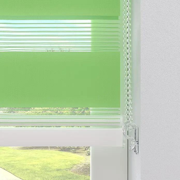 Expo Ambiente Doppelrollo mit Kassette - B x H: 100 x 175 cm, Grün - Nahaufnahme eines grünen Duo-Rollos mit einem transparenten Kettenzug, der das Fenster dekorativ ergänzt.
