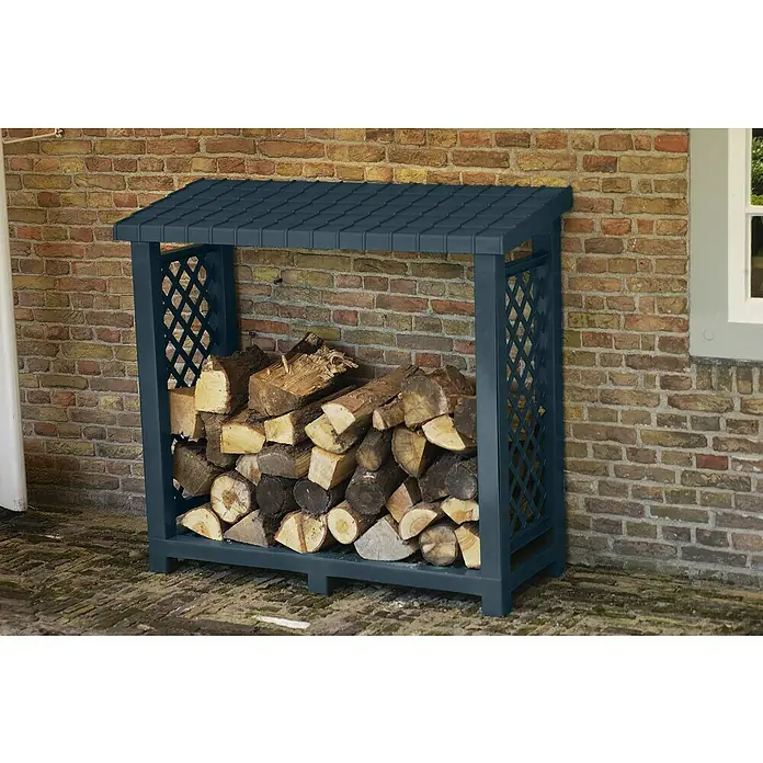 KHW Kaminholzregal - 114 x 47 x 102 cm, Kunststoff, Anthrazit - Ein blaues Brennholzlager mit einem schrägen Dach, gefüllt mit Holzscheiten, vor einer Backsteinmauer.
