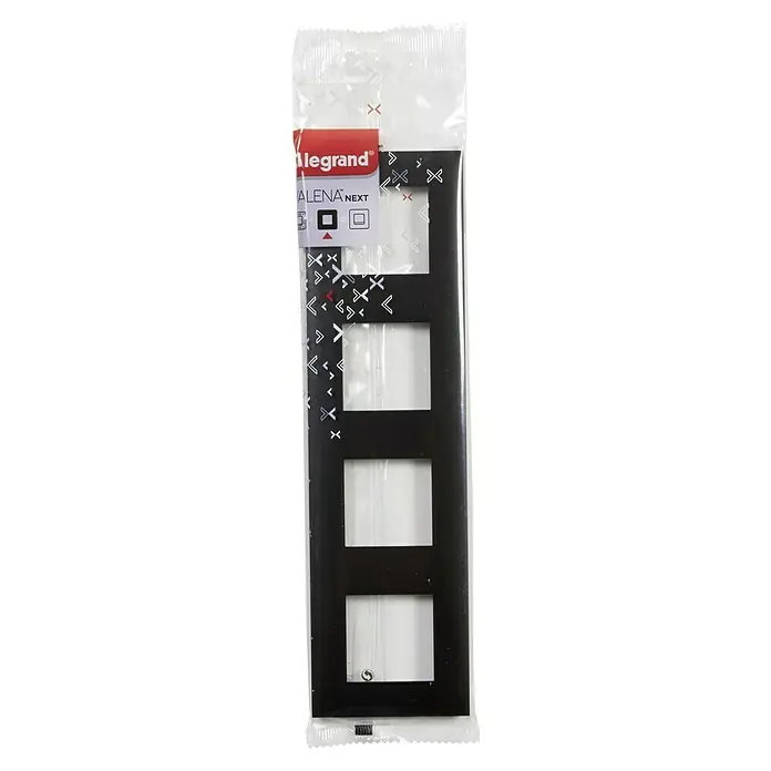Legrand Valena Next Marco - Negro/Cromo, Modelo de mecanismos: x 4, Plástico, Instalar - Una cubierta de marco múltiple Legrand Valena Next en negro, empaquetada, con cuatro aberturas para interruptores o enchufes.