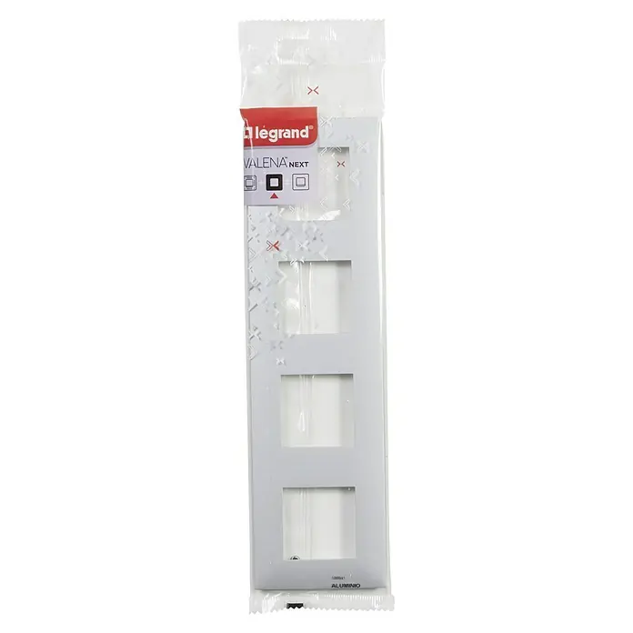 Legrand Valena Next Marco - Aluminio, Modelo de mecanismos: x 4, Plástico, Instalar - Primer plano de una cubierta cuádruple Legrand Valena Next en embalaje de aluminio, ideal para instalaciones elegantes de interruptores y enchufes.