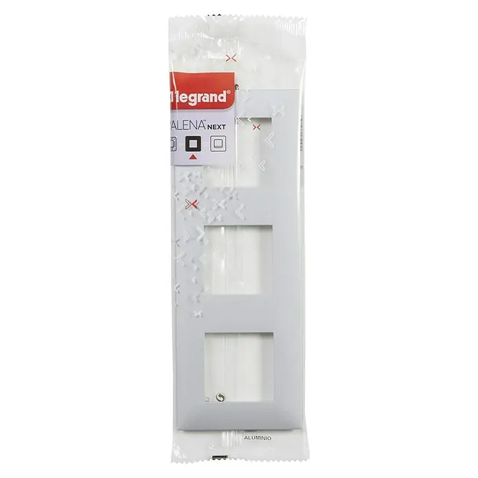 Legrand Valena Next Marco - Aluminio, Modelo de mecanismos: x 3, Plástico, Instalar - Primer plano de una cubierta de marco triple Legrand Alena Next en aspecto de aluminio, perfecta para personalizar elegantemente interruptores y enchufes.