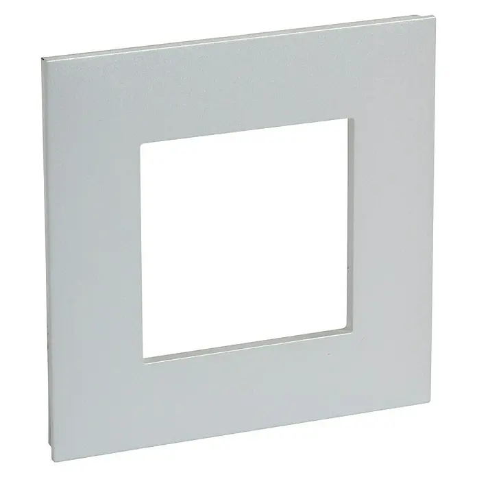 Legrand Valena Next Marco - Aluminio/Cromo, Modelo de mecanismos: x 1, Plástico, Colocar - Primer plano de una placa frontal cuadrada de color plata con un corte rectangular, destacando su diseño moderno. Acabado elegante.