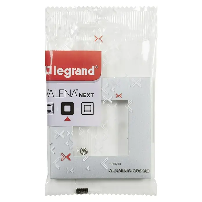 Legrand Valena Next Marco - Aluminio/Cromo, Modelo de mecanismos: x 1, Plástico, Colocar - Primer plano de una cubierta Legrand Valena Next de aluminio cromado en su embalaje original. El producto es para interruptores o enchufes.