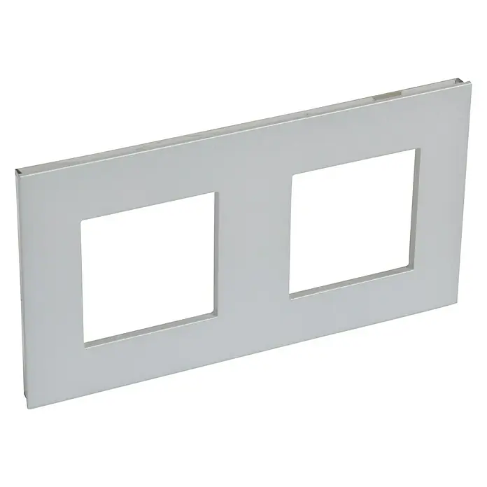 Legrand Valena Next Marco - Aluminio, Modelo de mecanismos: x 2, Plástico, Instalar - Primer plano de un marco doble blanco para interruptores y enchufes, ideal para interiores modernos, con líneas limpias.
