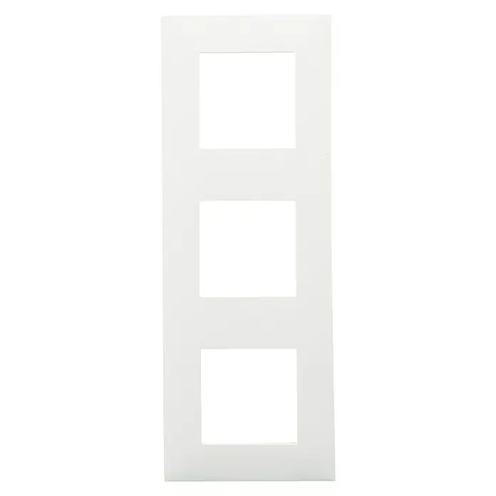Legrand Valena Next Marco - Blanco/Oro rosa, Modelo de mecanismos: x 3, Plástico, Instalar - Primer plano de una placa de interruptor rectangular blanca que cuenta con tres recortes rectangulares.
