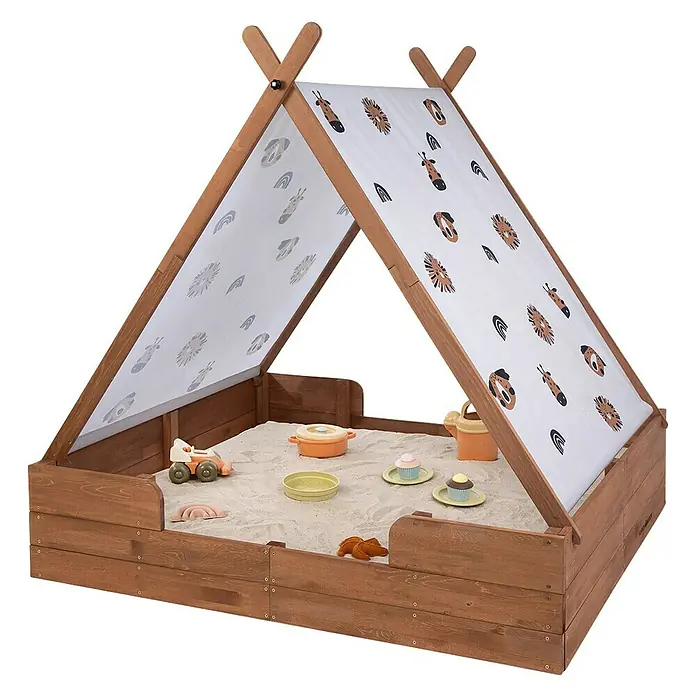 Muddy Buddy Sandkasten Safari Seeker140 x 120 x 140 cm, Holz, Kakaobraun - Ein hölzerner Sandkasten mit einem Zeltüberbau und diversen Spielsachen im Sand. Ideal für fantasievolles Spielen im Freien.