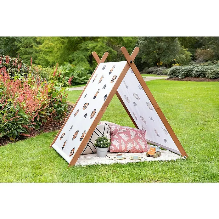Muddy Buddy Sandkasten Safari Seeker140 x 120 x 140 cm, Holz, Kakaobraun - Einladendes Kinderspielzelt mit Tiermotiven und Kissen auf einer grünen Wiese. Perfekt für fantasievolles Spielen im Freien.