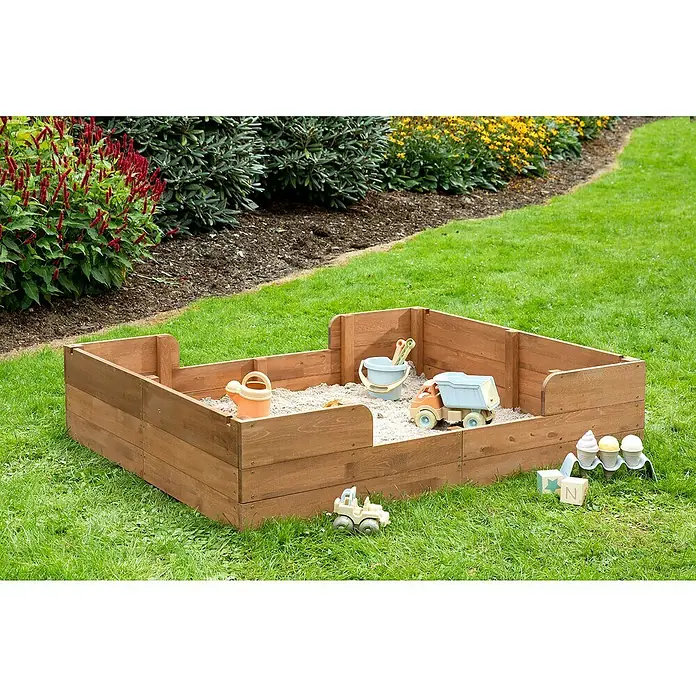 Muddy Buddy Sandkasten Safari Seeker140 x 120 x 140 cm, Holz, Kakaobraun - Sandkasten aus Holz mit Spielzeug auf einem Rasen im Garten.