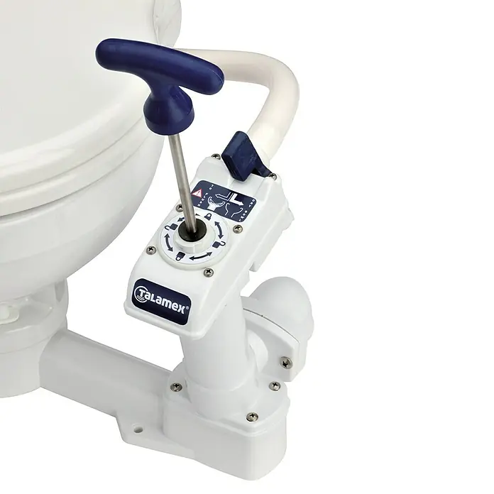 Talamex Bordtoilette Standard turn2lock - L x B x H: 42,5 x 45 x 34,5 cm, Keramik - Nahaufnahme einer Talamex-Toilette mit blauem Griff und weißem Gehäuse.