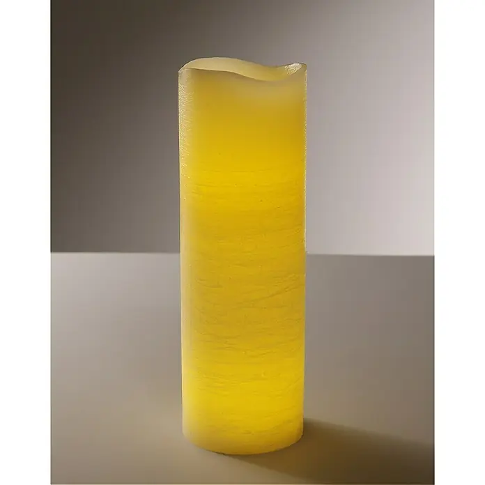 Flower Power Vela con LED MEDIA - Altura: 30 cm, Diámetro: 10 cm, Cera natural - Vela de pilar LED amarilla con borde ondulado sobre una mesa con fondo gris, ideal para crear iluminación ambiental.