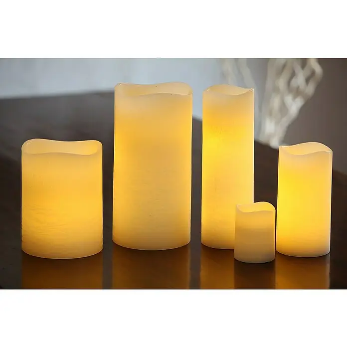 Flower Power Vela con LED MEDIA - Altura: 30 cm, Diámetro: 10 cm, Cera natural - Un grupo de velas LED de varios tamaños, que brillan con una luz cálida y acogedora.
