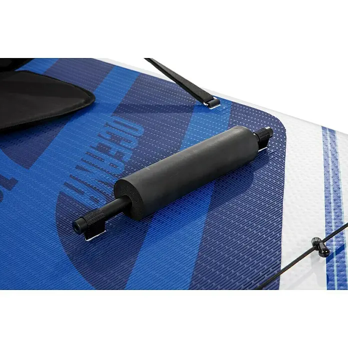 Bestway Juego de paddle surf Oceana - L x An x Al: 305 x 84 x 12 cm, Carga útil: 120 kg, Hinchable - Primer plano de un soporte de pala negro en una tabla de paddle surf azul.