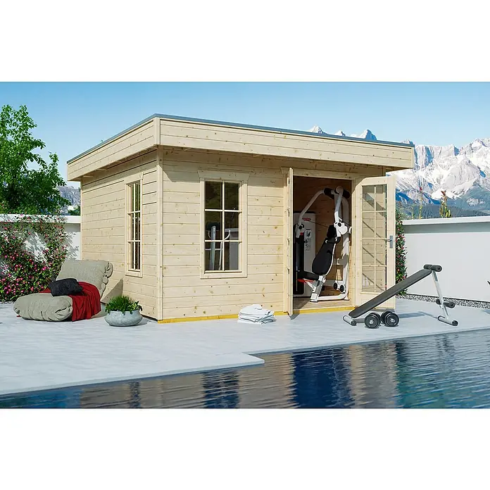 SKAN HOLZ Gartenhaus Breda 1 - Außenmaß inkl. Dachüberstand (B x T): 420 x 360 cm, Holz, Natur - Ein helles Holzgartenhaus mit offenstehenden Türen, das ein Fitnessstudio beherbergt, neben einem Pool und Liegestuhl.