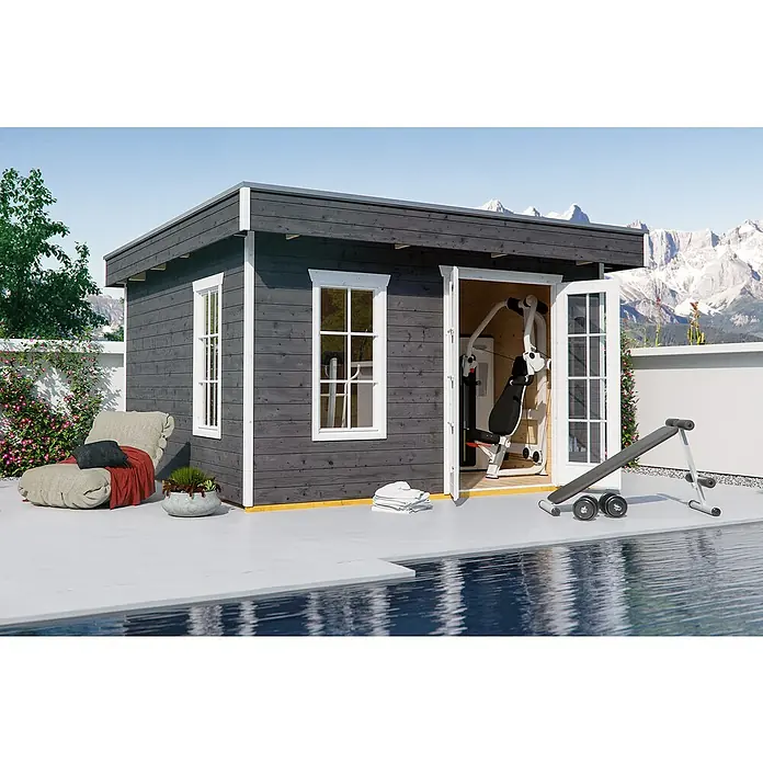 Skan Holz Gartenhaus Breda 2Außenmaß inkl. Dachüberstand (B x T): 420 x 440 cm, Holz, Schiefergrau - Ein graues Gartenhaus mit weißen Akzenten, das als Fitnessraum mit Trainingsgeräten dient, neben einem Pool.