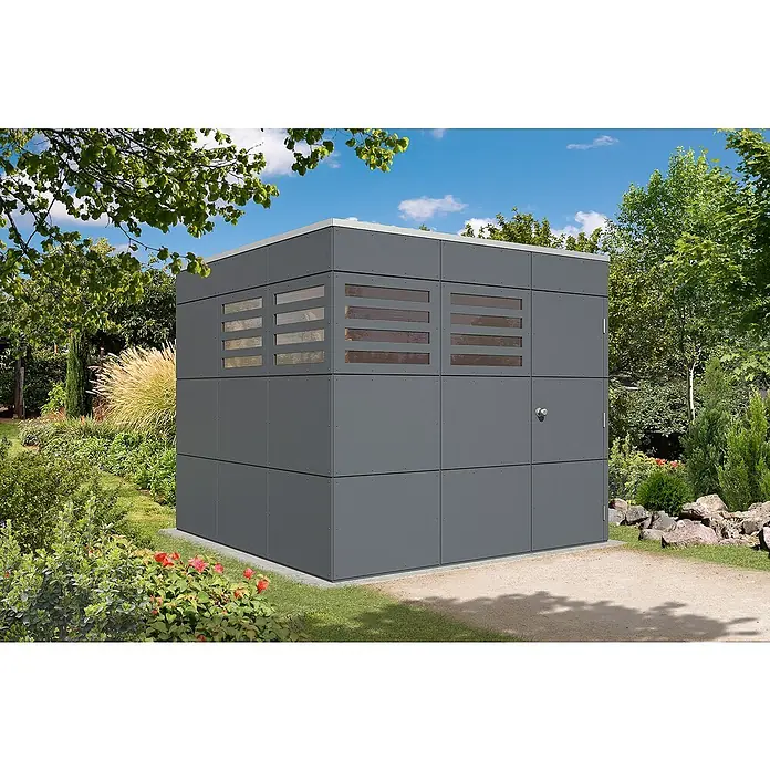 Skan Holz CrossCube Gartenhaus Brisbane 3Außenmaß inkl. Dachüberstand (B x T): 253 x 253 cm, Holz, Schiefergrau RAL 7015 - Grauer, moderner Gartenschuppen mit horizontalen Lüftungsschlitzen und silbernfarbener Türgriff in grüner Gartenumgebung.