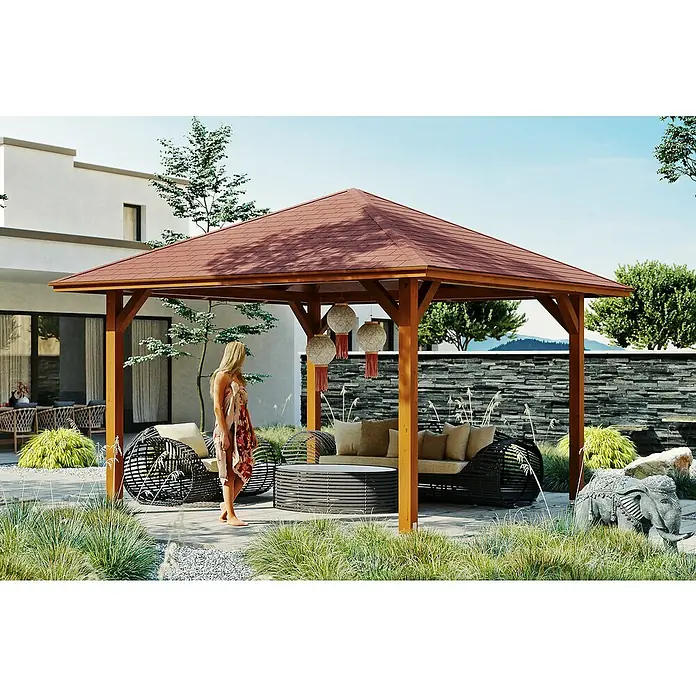 SKAN HOLZ Pavillon Cannes 2 - L x B: 439 x 439 cm, Nussbaum - Blick auf einen eleganten Pavillon mit Holzrahmen und rotem Dach, ausgestattet mit stilvollen Gartenmöbeln und dekorativen Elementen.