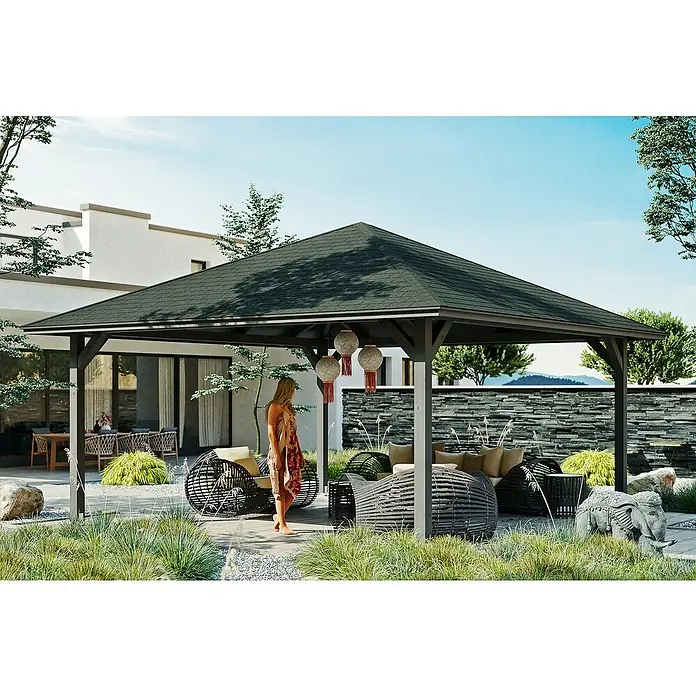 SKAN HOLZ Pavillon Cannes 4 - L x B: 569 x 569 cm, Schiefergrau - Diese Aufnahme zeigt einen Pavillon mit dunklem Dach und robusten Säulen, umgeben von dekorativen Gartenmöbeln und üppigem Grün.