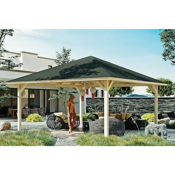 SKAN HOLZ Pavillon Cannes 4 - L x B: 569 x 569 cm, Natur - Eine Gartenlaube aus hellem Holz mit dunklem Dach bietet einen stilvollen und schattigen Aufenthaltsort im Freien. Die Lounge-Möbel laden zum Verweilen ein.