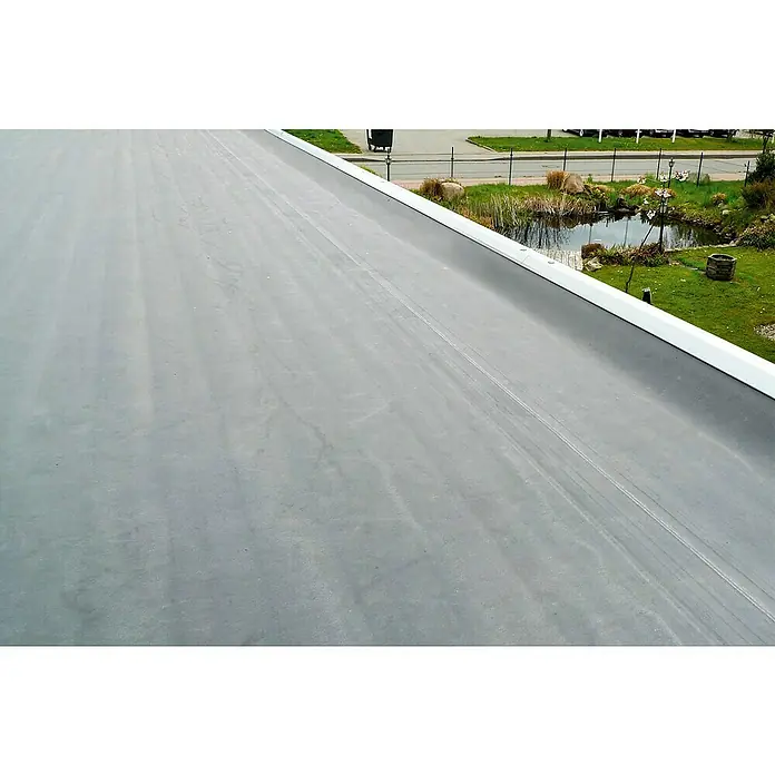 Skan Holz Carport EmslandAußenmaß inkl. Dachüberstand (B x T): 4,04 x 8,46 m, Einzelcarport, Weiß, Materialspezifizierung Dach: EPDM-Folie, Fichte - Eine Nahaufnahme einer grauen Dachpappe mit weißen Kanten und einem Hintergrund mit einem Teich und Grünflächen.