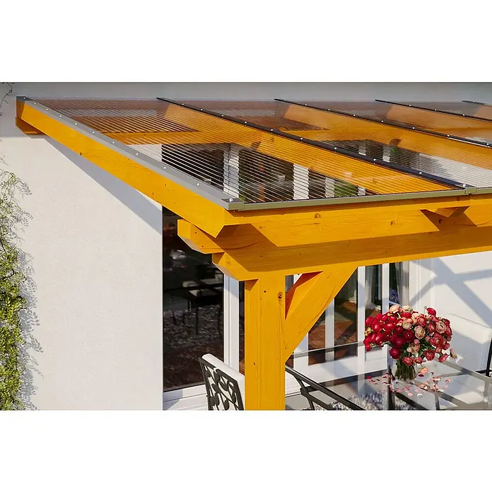 Skan Holz Terrassenüberdachung AnconaB x T: 648 x 400 cm, Eiche hell, Polycarbonat, Transparent - Nahaufnahme eines Holzcarports mit durchsichtigem Dach, das Schatten spendet und vor Regen schützt. Perfekt für den Garten oder die Terrasse.