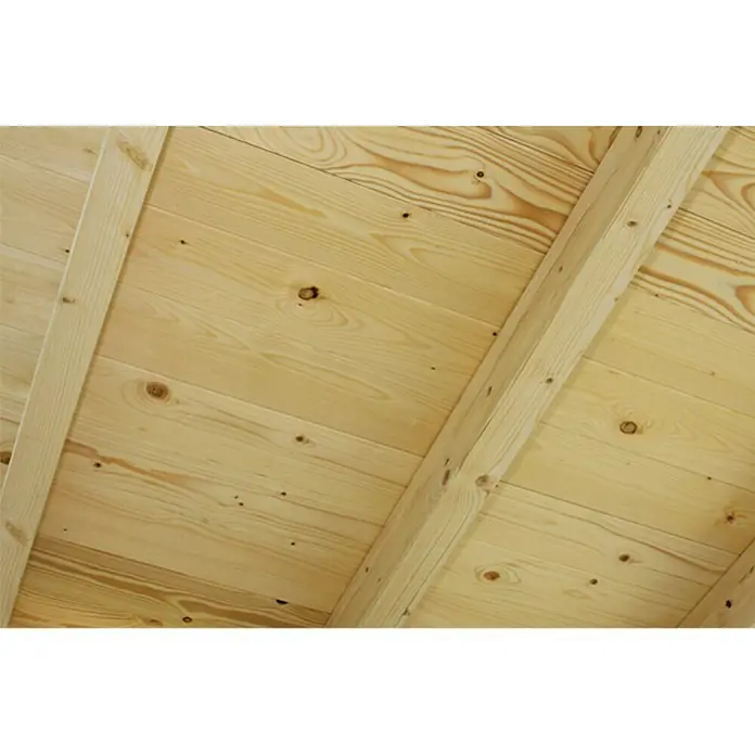 Skan Holz Carport EmslandAußenmaß inkl. Dachüberstand (B x T): 4,04 x 8,46 m, Einzelcarport, Weiß, Materialspezifizierung Dach: EPDM-Folie, Fichte - Nahaufnahme einer hellen Holzdecke mit sichtbaren Maserungen und stabilen Holzbalken, die eine warme und natürliche Atmosphäre erzeugen.