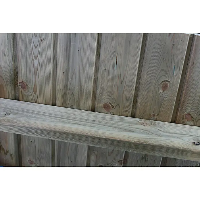 SKAN HOLZ Carport Friesland - Außenmaß inkl. Dachüberstand (B x T): 3,14 x 8,6 m, Einzelcarport, Nussbaum, Materialspezifizierung Dach: EPDM-Folie, Fichte - Nahaufnahme einer Holzterrasse mit Brettern in verschiedenen Brauntönen und einer glatten Holzbank.