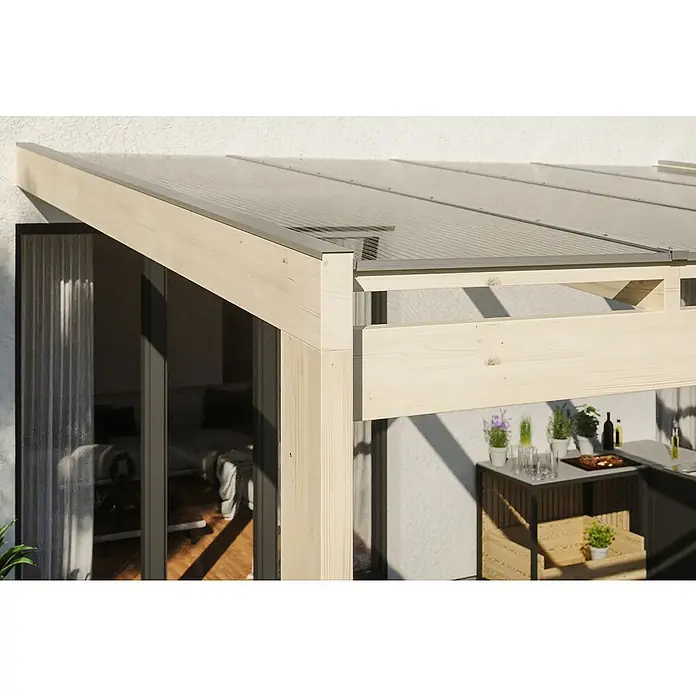 Skan Holz Terrassenüberdachung NovaraB x T: 557 x 309 cm, Natur, Polycarbonat, Transparent - Nahaufnahme eines Terrassendachs mit hellen Holzbalken und einer transparenten Bedachung, das für Schatten und Schutz sorgt.