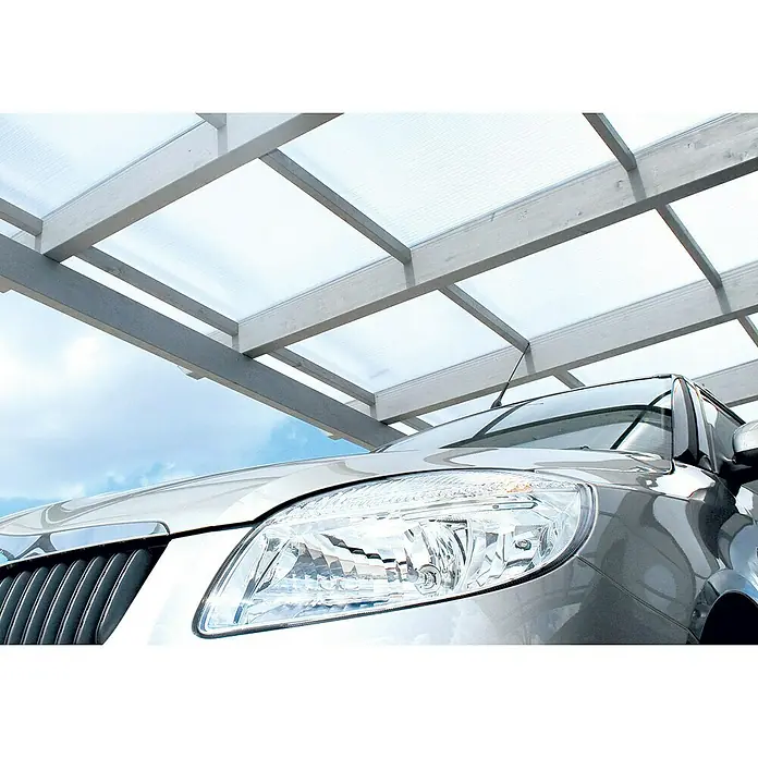 Skan Holz Carport OdenwaldAußenmaß inkl. Dachüberstand (B x T): 4,28 x 6,48 m, Einzelcarport, Weiß - Ein graues Auto unter einem Carport mit durchscheinendem Dach, das Schutz vor Witterungseinflüssen bietet und gleichzeitig Licht durchlässt.