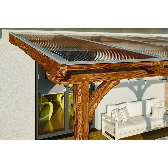 Skan Holz Terrassenüberdachung RiminiB x T: 434 x 250 cm, Nussbaum, Polycarbonat, Transparent - Nahaufnahme einer Holzterrasse mit Polycarbonat-Überdachung, die Lichtschutz und Wetterschutz bietet und den Außenbereich aufwertet.