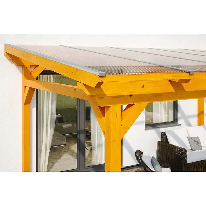 Skan Holz Terrassenüberdachung SanremoB x T: 434 x 300 cm, Eiche Hell, Fichtenholz - Detailansicht eines Holzcarports mit transparentem Dach, das Schutz und Helligkeit kombiniert und eine gemütliche Atmosphäre schafft.
