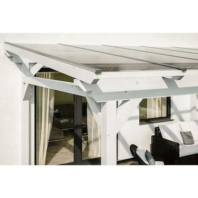 SKAN HOLZ Terrassenüberdachung Sanremo - B x T: 648 x 400 cm, Weiß, Fichtenholz - Nahaufnahme einer weißen Terrassenüberdachung mit transparentem Dach und angrenzenden Möbeln.