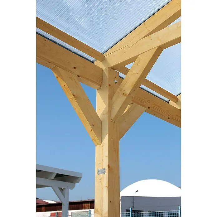 Skan Holz Carport WesterwaldAußenmaß inkl. Dachüberstand (B x T): 3,62 x 6,48 m, Einzelcarport, Nussbaum - Nahaufnahme einer Holzkonstruktion mit klarem Dach und hellblauem Himmel im Hintergrund. Die Holzverbindungen sind detailreich.