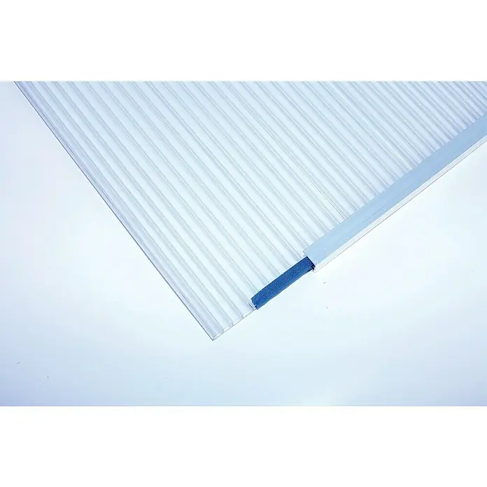 Skan Holz Terrassenüberdachung RiminiB x T: 434 x 250 cm, Nussbaum, Polycarbonat, Transparent - Nahaufnahme einer klaren Polycarbonatplatte mit einer blauen Kante und einem grauen Aluminiumprofil für Bauanwendungen.