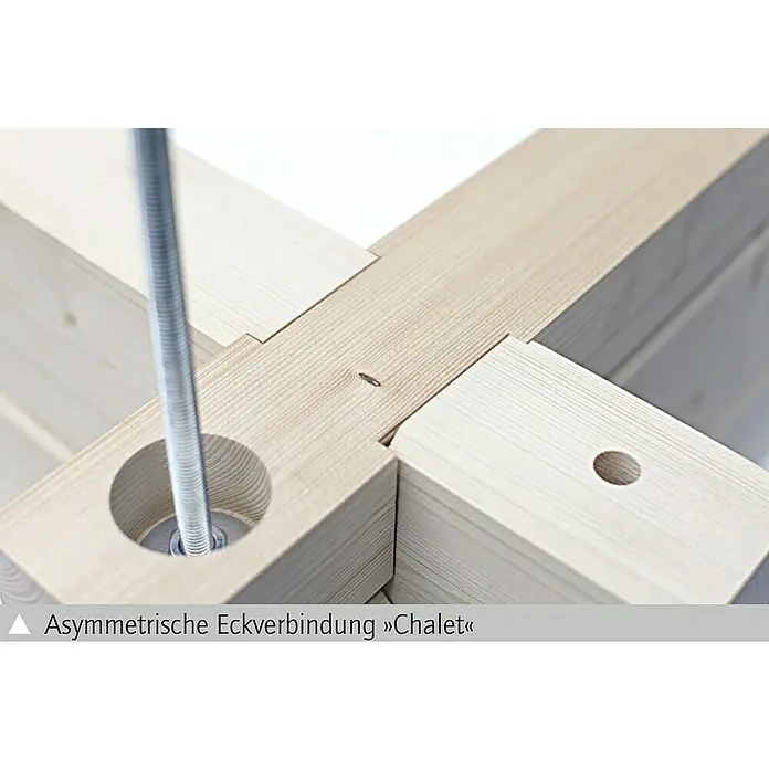 Skan Holz Gartenhaus Montreal 2Außenmaß inkl. Dachüberstand (B x T): 500 x 460 cm, Holz, Natur, 2 Lagen Dachschaltung - Asymmetrische Eckverbindung »Chalet«: Detailaufnahme einer Holzkonstruktion mit Gewindestange, die Stabilität und modernes Design vereint.