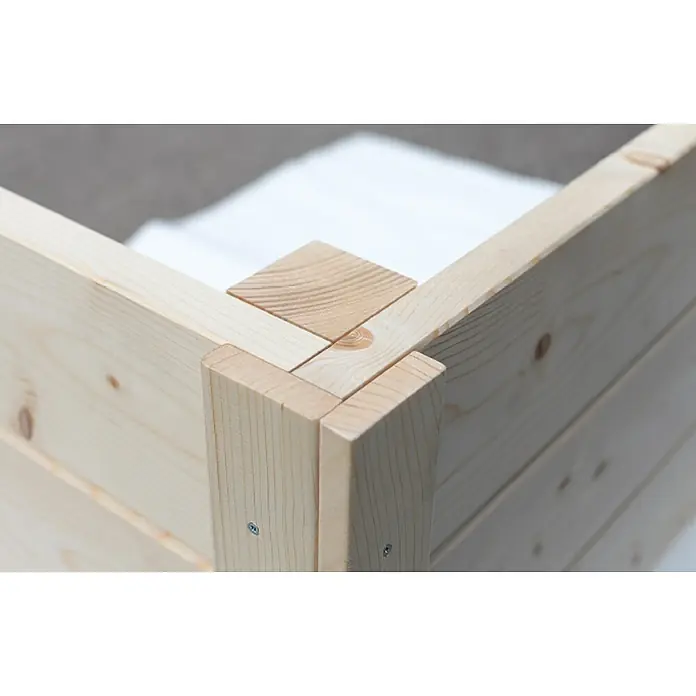 Skan Holz Gartenhaus Breda 2Außenmaß inkl. Dachüberstand (B x T): 420 x 440 cm, Holz, Schiefergrau - Detailaufnahme eines Holzrahmens mit Eckverbindungen, die durch Holzstücke verstärkt werden. Die helle Holzfarbe und die sichtbare Maserung sind hervorstechend.