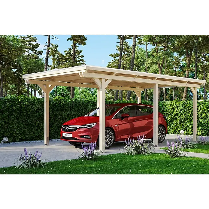 SKAN HOLZ Carport Emsland - Außenmaß inkl. Dachüberstand (B x T): 3,54 x 6,04 m, Einzelcarport, Natur, Materialspezifizierung Dach: Aluminium-Dachplatten - Ein rotes Auto steht unter einem Holzcarport im Garten, umgeben von Grün. Das Carport bietet Schutz vor Witterungseinflüssen.