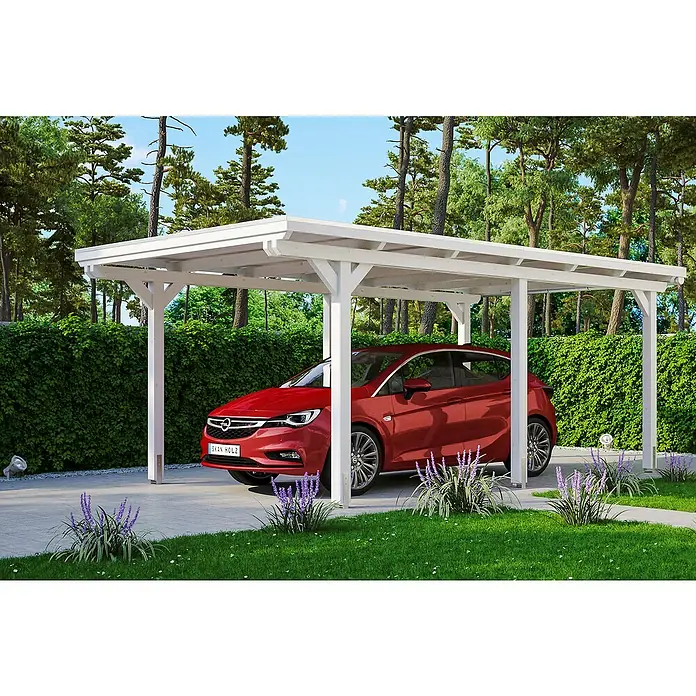 SKAN HOLZ Carport Emsland - Außenmaß inkl. Dachüberstand (B x T): 3,54 x 6,04 m, Einzelcarport, Weiß, Materialspezifizierung Dach: EPDM-Folie, Fichte - Ein rotes Auto parkt unter einem weißen Carport mit flachem Dach, umgeben von Grün. Der Carport bietet Schutz vor Witterungseinflüssen.