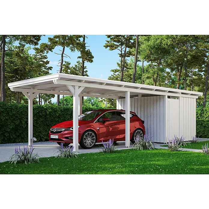 SKAN HOLZ Carport Emsland - Außenmaß inkl. Dachüberstand (B x T): 3,54 x 8,46 m, Einzelcarport, Weiß, Materialspezifizierung Dach: EPDM-Folie, Fichte, Mit Abstellraum - Ein rotes Auto steht unter einem weißen Holzcarport mit integriertem Abstellraum, umgeben von Grün.