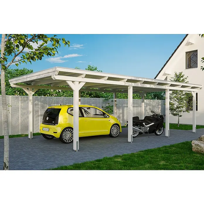 Skan Holz Carport EmslandAußenmaß inkl. Dachüberstand (B x T): 4,04 x 8,46 m, Einzelcarport, Weiß, Materialspezifizierung Dach: EPDM-Folie, Fichte - Ein Carport aus weißem Holz bietet Schutz für ein gelbes Auto und ein Motorrad, während er sich nahtlos in die Hausumgebung einfügt.