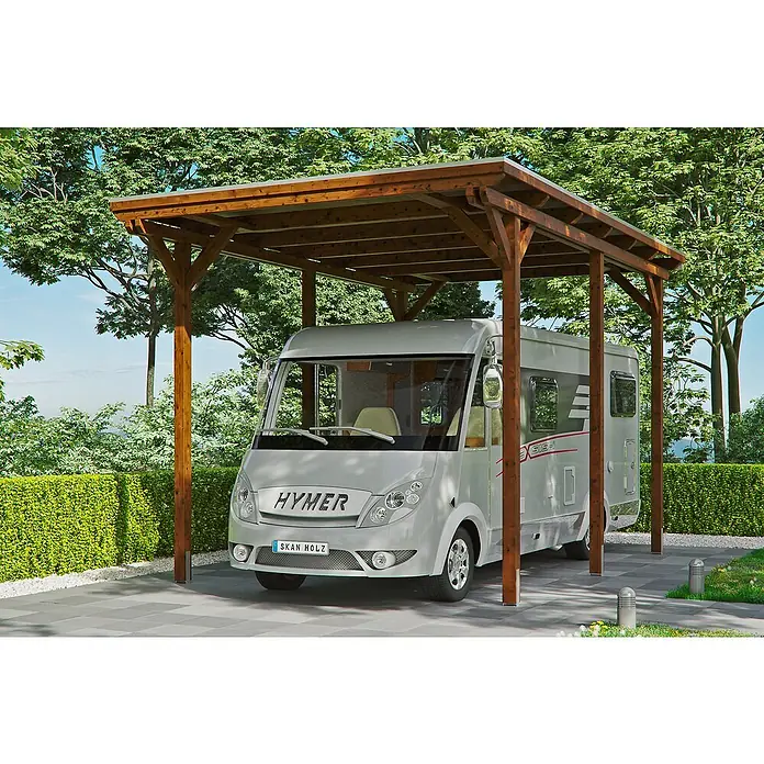 Skan Holz Carport EmslandAußenmaß inkl. Dachüberstand (B x T): 4,04 x 6,04 m, Einzelcarport, Carport geeignet für: Caravans, Nussbaum - Ein Wohnmobil steht unter einem Holzunterstand, der Schatten und Schutz bietet. Die Konstruktion ist stabil und fügt sich gut in die natürliche Umgebung ein.